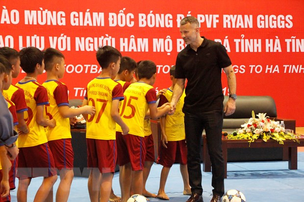 L’ex-capitaine de MU Ryan Giggs rencontre des footballeurs en herbe à Hà Tinh ảnh 1 L’ex-capitaine de MU Ryan Giggs rencontre des footballeurs en herbe à Hà Tinh ảnh 1
