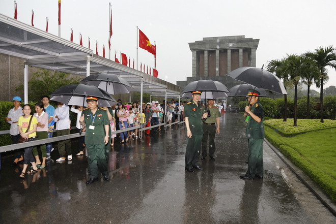 Hommage au président Ho Chi Minh à l'occasion de la Journée de la réunification nationale ảnh 1 Hommage au président Ho Chi Minh à l'occasion de la Journée de la réunification nationale ảnh 1