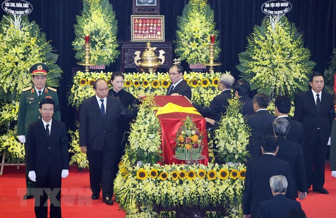 Le PM Nguyên Xuân Phuc salue la mémoire du général Lê Duc Anh ảnh 1 Le PM Nguyên Xuân Phuc salue la mémoire du général Lê Duc Anh ảnh 1