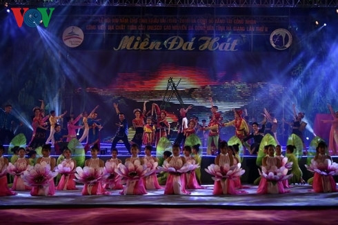 Coup d’envoi de la fête «Le centenaire du marché de l’amour de Khâu Vai» ảnh 1