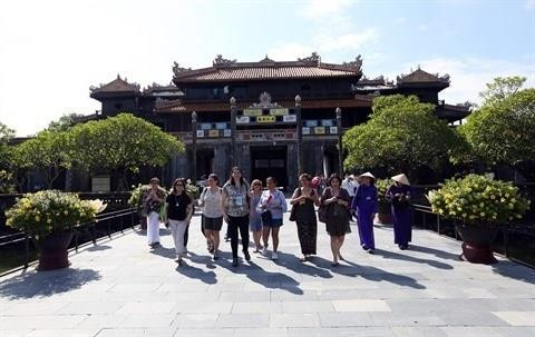 Plus de 9,79 millions de touristes étrangers au Vietnam en sept mois ảnh 1