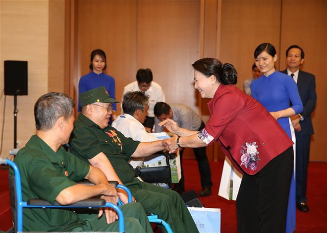 La présidente de l’AN rencontre des invalides gravement blessés ảnh 1