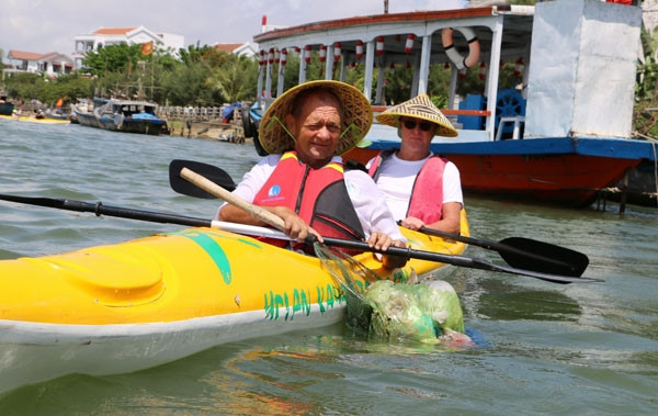 Les touristes jouent les nettoyeurs à Hôi An ảnh 2 Les touristes jouent les nettoyeurs à Hôi An ảnh 2