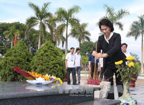 La présidente de l’Assemblée nationale rend hommage aux morts pour la Patrie ảnh 1 La présidente de l’Assemblée nationale rend hommage aux morts pour la Patrie ảnh 1
