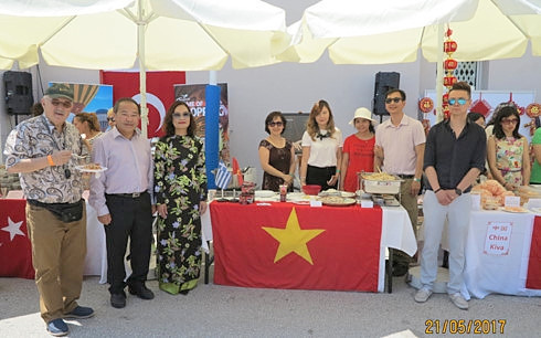 Le Vietnam présent à la Foire caritative internationale en Grèce ảnh 1 Le Vietnam présent à la Foire caritative internationale en Grèce ảnh 1