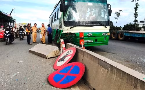 Les accidents de la route font 33 morts au premier jour de 2017 ảnh 1