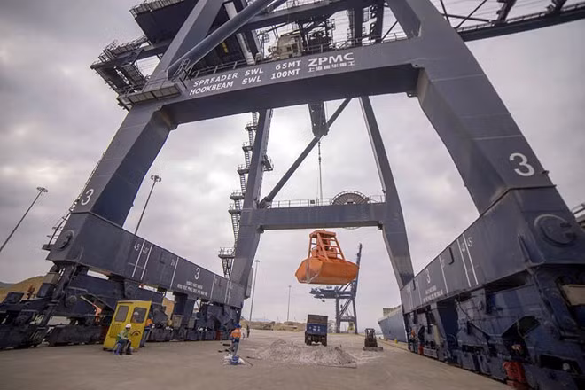 Les dockers déjà à pied d’œuvre au port de Cai Lân ảnh 1