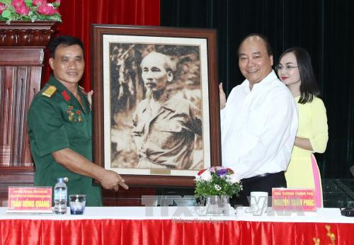 Nguyen Xuan Phuc rend visite à des invalides de guerre à Hai Phong ảnh 1 Nguyen Xuan Phuc rend visite à des invalides de guerre à Hai Phong ảnh 1