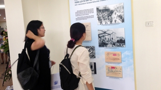 Exposition de la collection de décrets du Président Hô Chi Minh ảnh 1