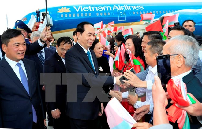 Le chef de l'Etat rencontre des amis biélorusses et des Vietnamiens en Biélorussie ảnh 2 Le chef de l'Etat rencontre des amis biélorusses et des Vietnamiens en Biélorussie ảnh 2