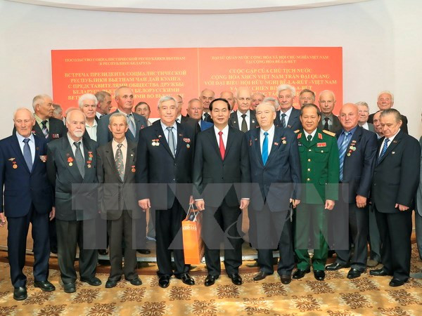 Le chef de l'Etat rencontre des amis biélorusses et des Vietnamiens en Biélorussie ảnh 1 Le chef de l'Etat rencontre des amis biélorusses et des Vietnamiens en Biélorussie ảnh 1