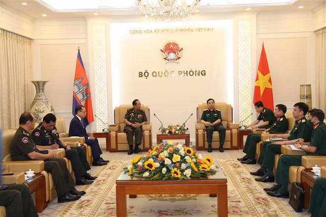 Le Vietnam et le Cambodge renforcent leurs relations de défense ảnh 1