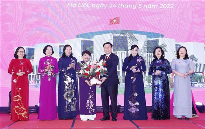 Le président de l’AN rencontre le cercle des femmes parlementaires ảnh 1 Le président de l’AN rencontre le cercle des femmes parlementaires ảnh 1