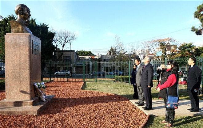 A la mémoire du Président Ho Chi Minh à l'étranger ảnh 1 A la mémoire du Président Ho Chi Minh à l'étranger ảnh 1