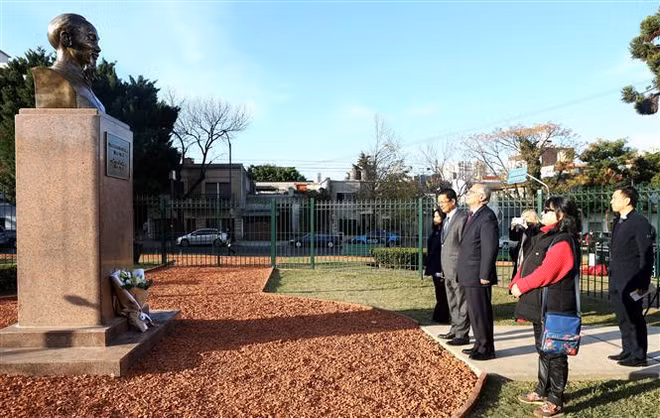 A la mémoire du Président Ho Chi Minh à l'étranger ảnh 1