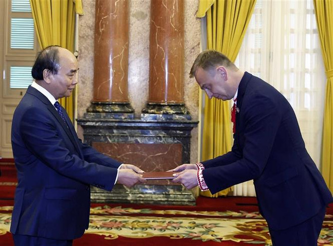 Les ambassadeurs d’Ukraine et du Canada présentent leurs lettres de créance au chef de l’Etat ảnh 1 Les ambassadeurs d’Ukraine et du Canada présentent leurs lettres de créance au chef de l’Etat ảnh 1