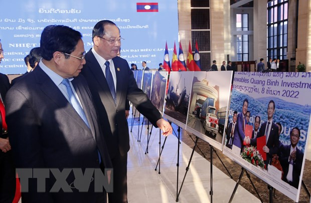 Le PM Pham Minh Chinh à une exposition sur les réalisations économiques Vietnam-Laos ảnh 1 Le PM Pham Minh Chinh à une exposition sur les réalisations économiques Vietnam-Laos ảnh 1