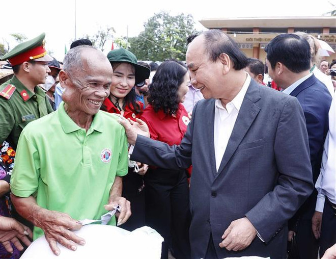Le président Nguyen Xuan Phuc remet des cadeaux du Têt à des pauvres de Kien Giang ảnh 1 Le président Nguyen Xuan Phuc remet des cadeaux du Têt à des pauvres de Kien Giang ảnh 1