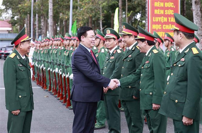 Le président de l'AN présente des vœux du Têt aux forces armées de la province d'An Giang ảnh 1 Le président de l'AN présente des vœux du Têt aux forces armées de la province d'An Giang ảnh 1