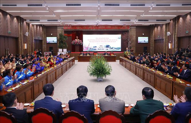 Têt: le leader du PCV présente ses vœux aux autorités et aux habitants de Hanoi ảnh 2 Têt: le leader du PCV présente ses vœux aux autorités et aux habitants de Hanoi ảnh 2