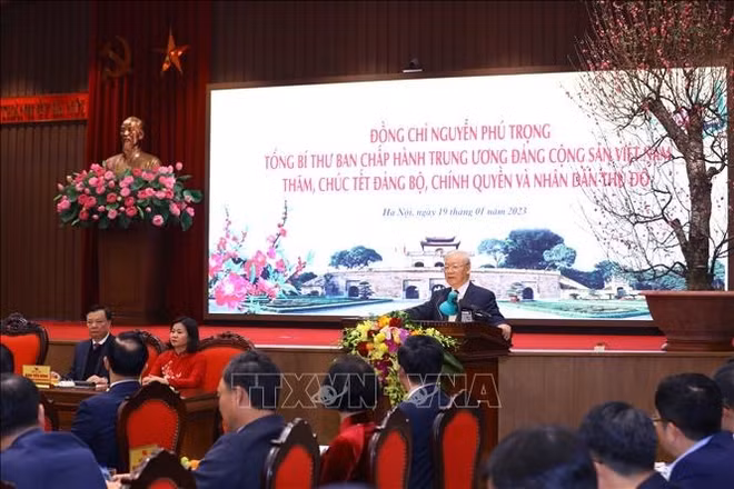 Têt: le leader du PCV présente ses vœux aux autorités et aux habitants de Hanoi ảnh 1