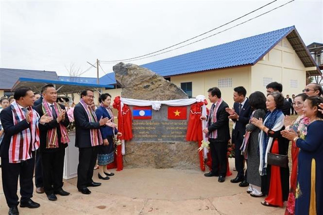 Le Vietnam remet les clés d’un lycée d'amitié au Laos ảnh 1 Le Vietnam remet les clés d’un lycée d'amitié au Laos ảnh 1