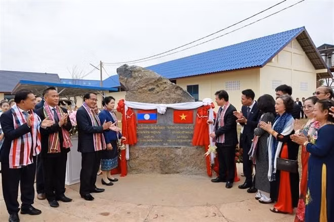 Le Vietnam remet les clés d’un lycée d'amitié au Laos ảnh 1