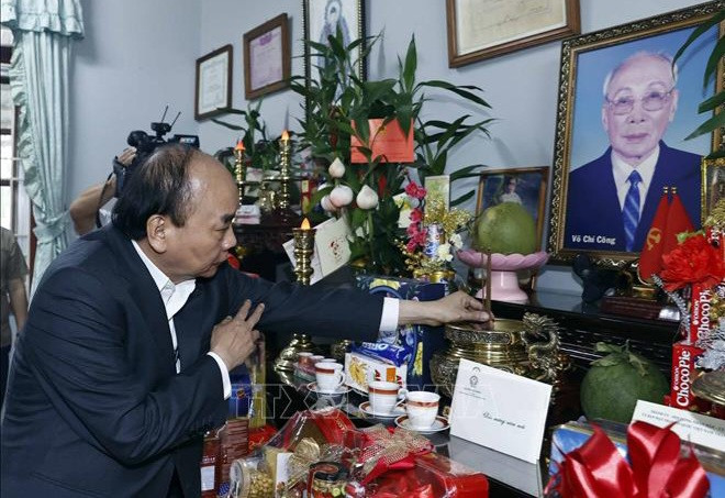Têt : le président Nguyên Xuân Phuc rend une visite aux familles des anciens dirigeants du Parti et de l'État ảnh 1 Têt : le président Nguyên Xuân Phuc rend une visite aux familles des anciens dirigeants du Parti et de l'État ảnh 1