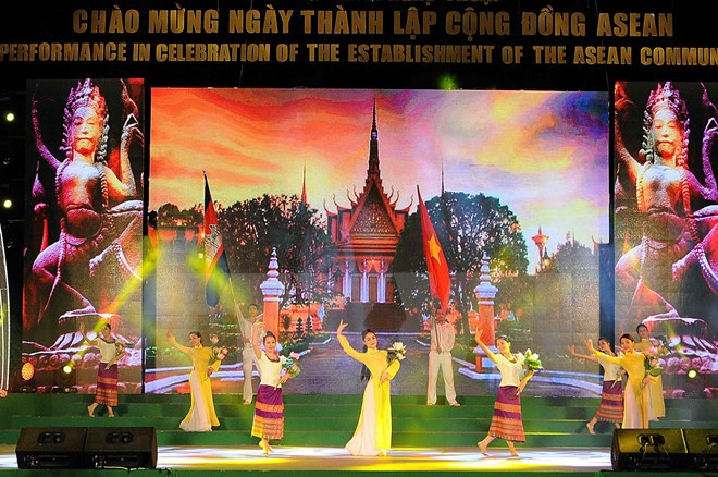 HCM-Ville: un spectacle saluant la naissance de la Communauté de l'ASEAN ảnh 1