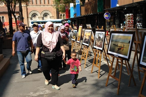 Des photos sur le Vietnam s’exposent en pleine rue de Hô Chi Minh-Ville ảnh 1 Des photos sur le Vietnam s’exposent en pleine rue de Hô Chi Minh-Ville ảnh 1