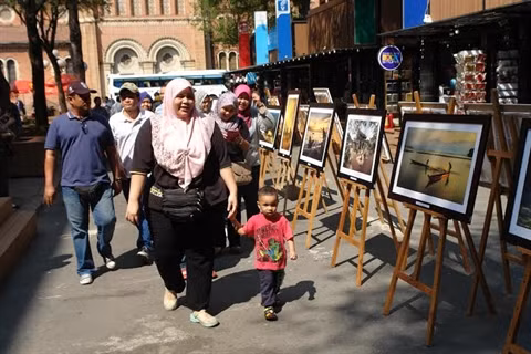 Des photos sur le Vietnam s’exposent en pleine rue de Hô Chi Minh-Ville ảnh 1