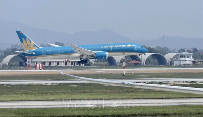 Le premier vol de rapatriement depuis l'Ukraine atterrit à Hanoï ảnh 1