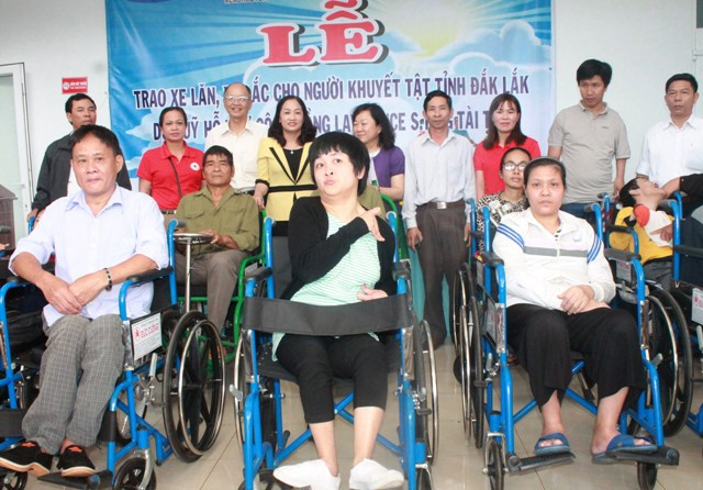 150 fauteuils roulants aux handicapés de la province de Dak Lak ảnh 1 150 fauteuils roulants aux handicapés de la province de Dak Lak ảnh 1