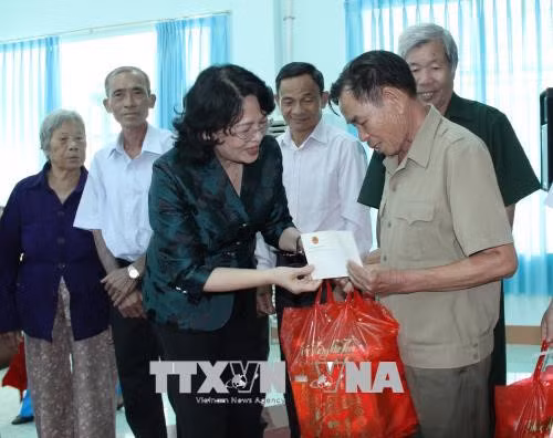 Dang Thi Ngoc Thinh rencontre des familles méritantes de Binh Phuoc ảnh 1 Dang Thi Ngoc Thinh rencontre des familles méritantes de Binh Phuoc ảnh 1