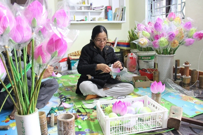 Huê: découverte d'un métier artisanal de fabrication de fleurs en papier ảnh 1 Huê: découverte d'un métier artisanal de fabrication de fleurs en papier ảnh 1
