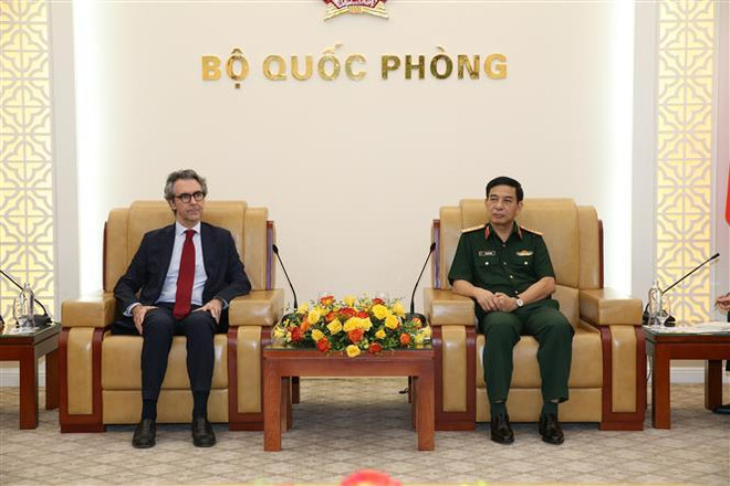 Le ministre de la Défense reçoit l’ambassadeur, chef de la délégation de l’UE au Vietnam ảnh 1