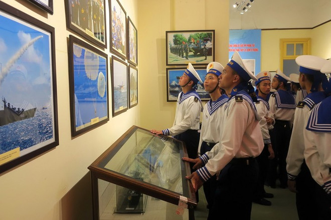 Ouverture de l’exposition sur la marine populaire du Vietnam ảnh 1