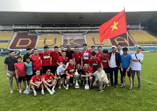 L'équipe vietnamienne défend le championnat du tournoi de football du Sénat tchèque ảnh 1 L'équipe vietnamienne défend le championnat du tournoi de football du Sénat tchèque ảnh 1