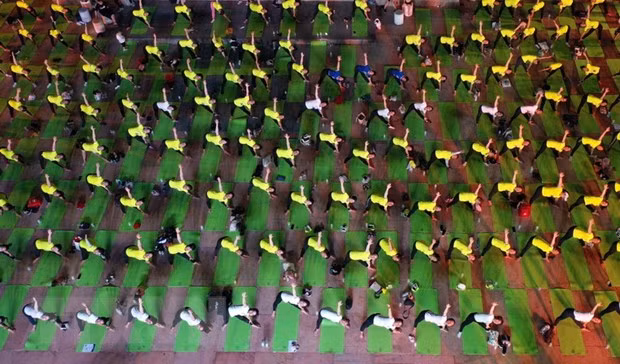 Plus de 1.500 personnes pratiquent le yoga à Da Nang ảnh 1