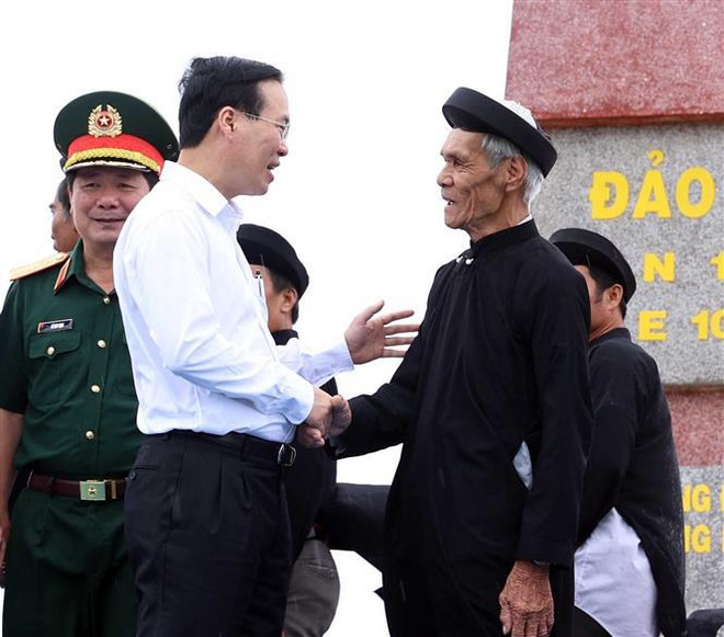 Le président Vo Van Thuong visite l'île de Phu Quy dans la province de Binh Thuan ảnh 1 Le président Vo Van Thuong visite l'île de Phu Quy dans la province de Binh Thuan ảnh 1
