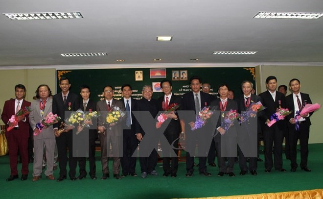 Le Cambodge offre des distinctions honorifiques aux diplomates et aux journalistes vietnamiens ảnh 1 Le Cambodge offre des distinctions honorifiques aux diplomates et aux journalistes vietnamiens ảnh 1