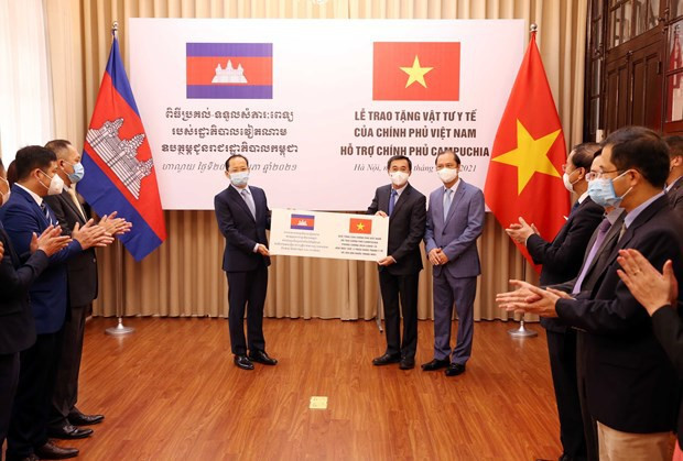 COVID-19 : Le gouvernement vietnamien offre des équipements médicaux au Cambodge ảnh 1 COVID-19 : Le gouvernement vietnamien offre des équipements médicaux au Cambodge ảnh 1