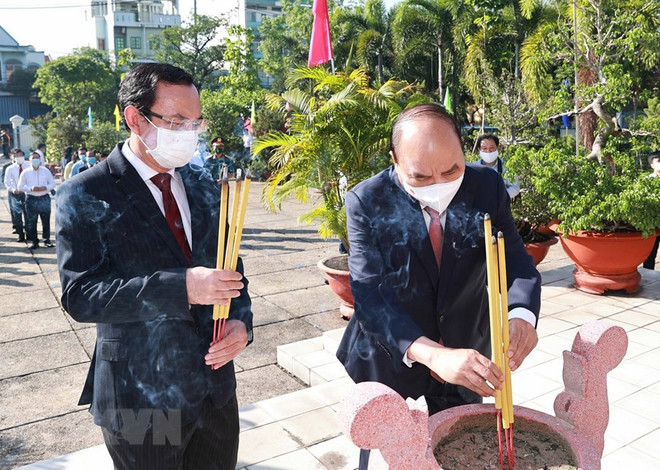 Le président Nguyen Xuan Phuc rend hommage au Président Ho Chi Minh ảnh 2 Le président Nguyen Xuan Phuc rend hommage au Président Ho Chi Minh ảnh 2