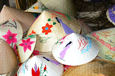 Thua Thiên-Huê tire son chapeau au métier de fabrication de nón ảnh 2 Thua Thiên-Huê tire son chapeau au métier de fabrication de nón ảnh 2