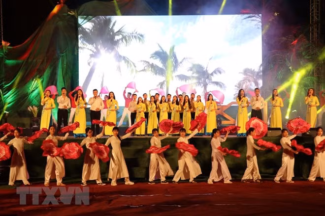 Quang Tri hisse le drapeau de la réunification nationale ảnh 2 Quang Tri hisse le drapeau de la réunification nationale ảnh 2