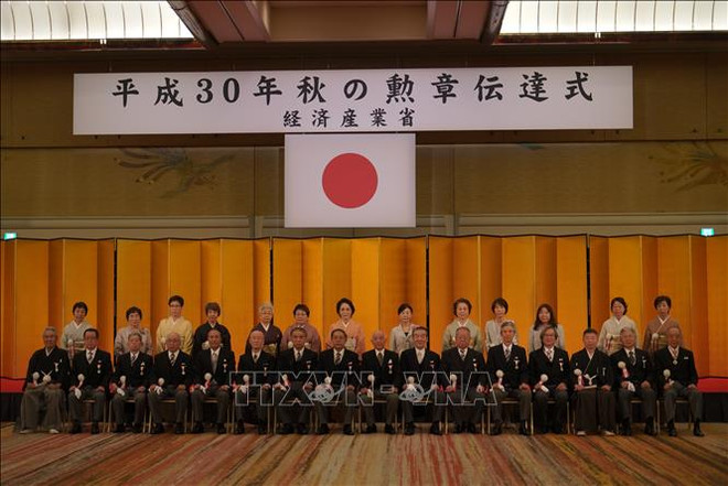 Le président de l'Association des Vietnamiens au Japon reçoit l'Ordre du Soleil Levant ảnh 1