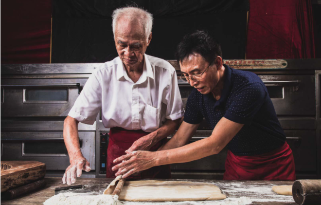 Une famille qui garde des saveurs des gâteaux de lune de la capitale ảnh 2