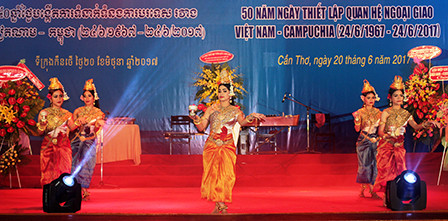 Les 50 ans des relations diplomatiques Vietnam-Cambodge fêtés à Cân Tho ảnh 1 Les 50 ans des relations diplomatiques Vietnam-Cambodge fêtés à Cân Tho ảnh 1
