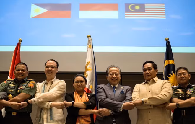 Les Philippines, la Malaisie et l'Indonésie font front uni contre le terrorisme ảnh 1