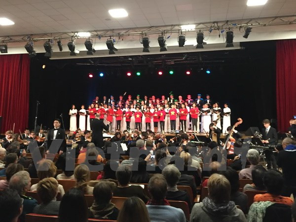 Des mélodies sur la Patrie bien aimée vibrent au cœur de Paris ảnh 1 Des mélodies sur la Patrie bien aimée vibrent au cœur de Paris ảnh 1